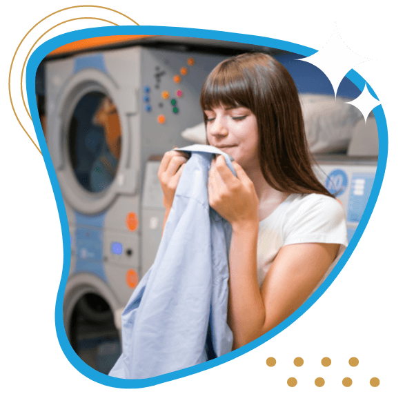 mulher cheirando roupas lavadas e cheirosas